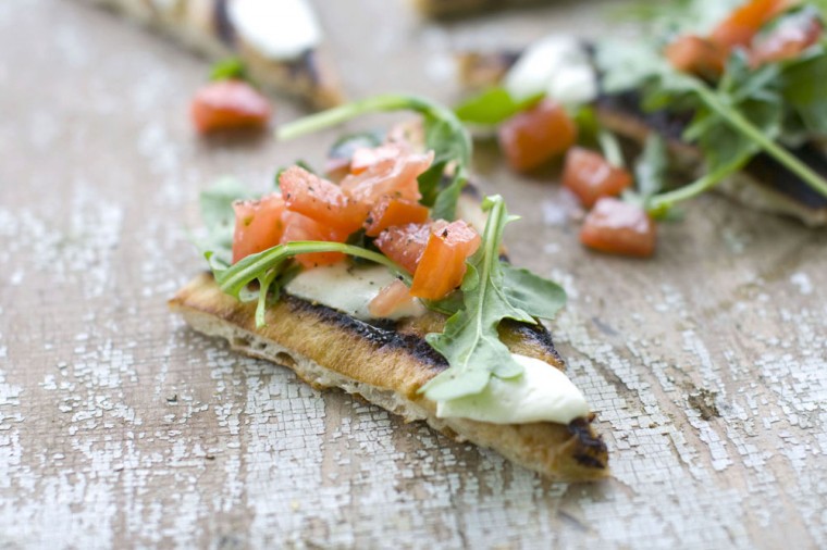 Tomato salad-topped grilled pizza